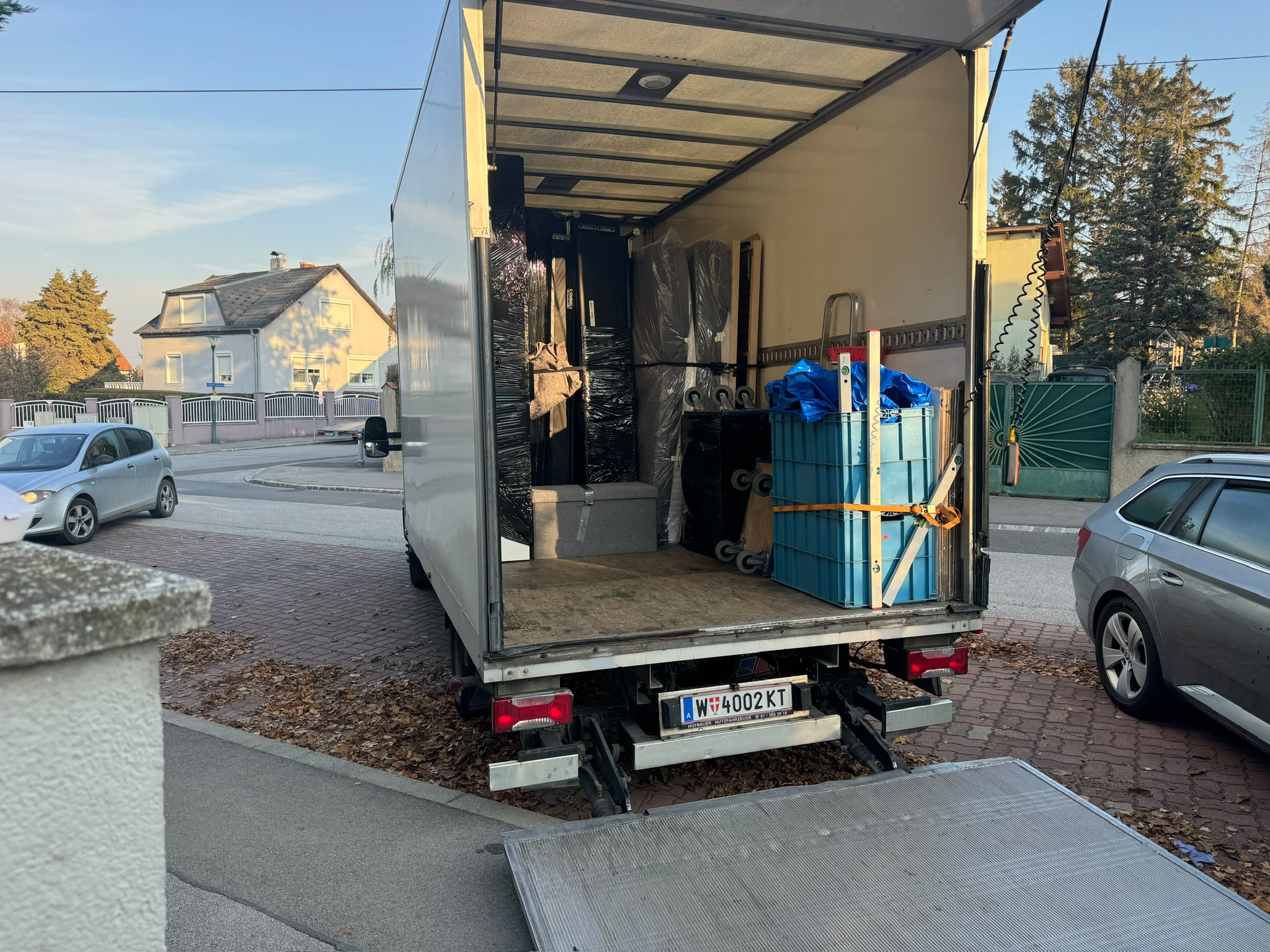 LKW mit ausgefahrener Hebebühne in einer Wiener Straße