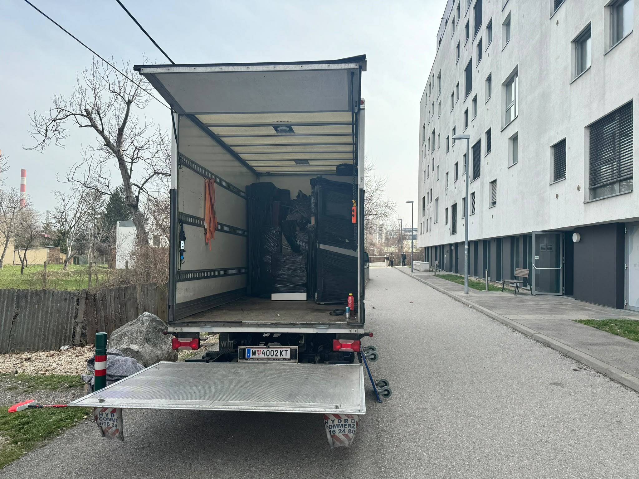 Umzugs-LKW vor einer Wohnhausanlage